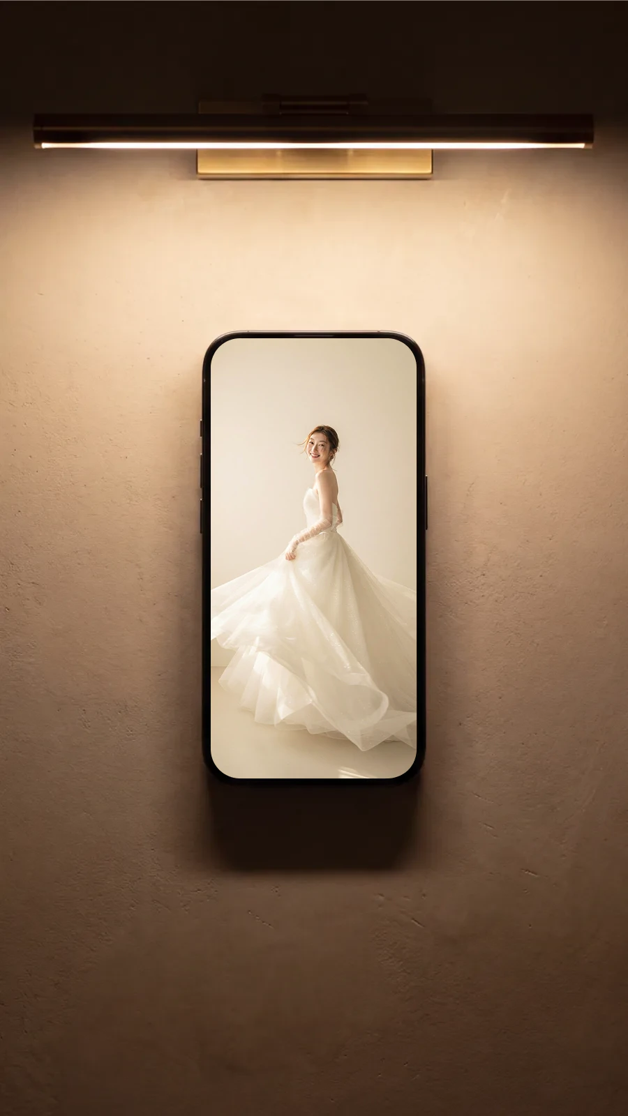 ギャラリーのように照らされた、スマートフォンのアルバム