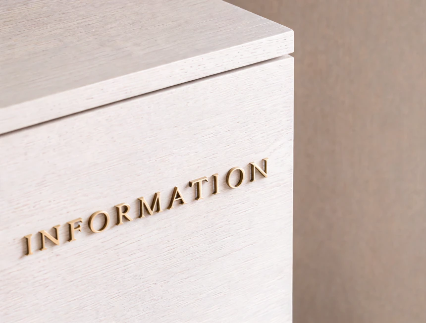 「INFORMATION」の文字が入った、淡い木目のカウンター